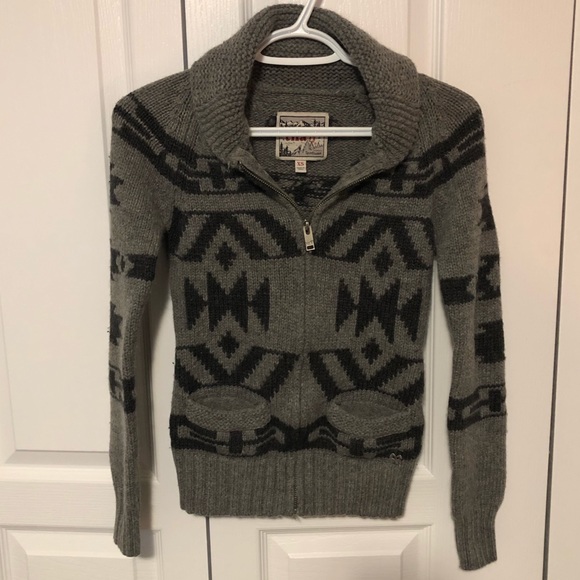 Aritzia Sweaters - TNA ARITZIA LAMBSWOOL SWEATER